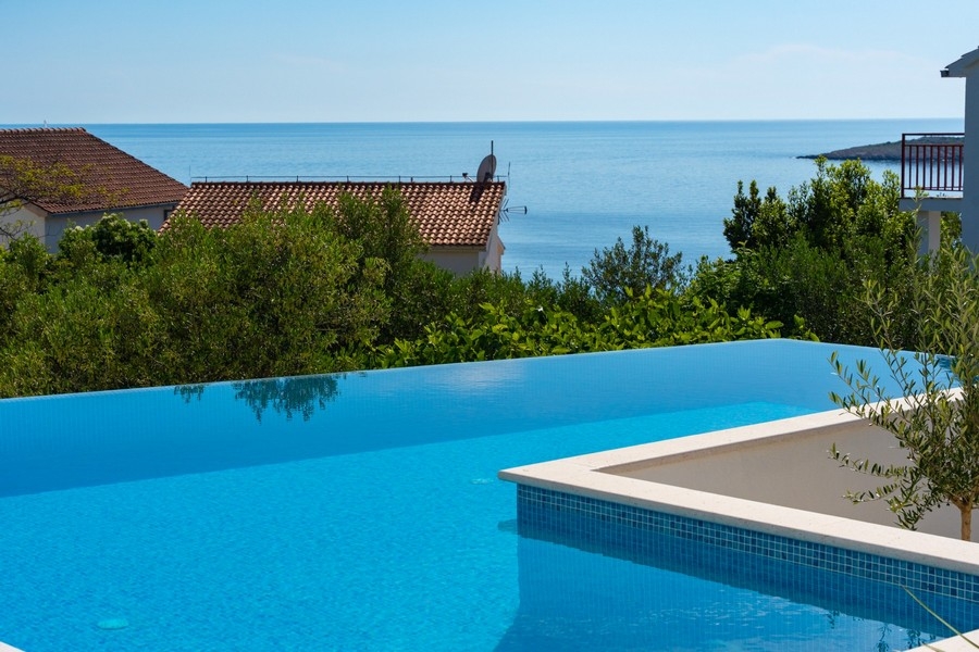 Infinity-Pool mit Blick auf das Meer und die Küste in Dalmatien