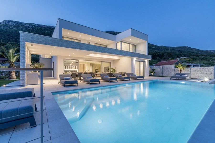 Moderne Luxusvilla mit Infinity-Pool und Meerblick in Kroatien