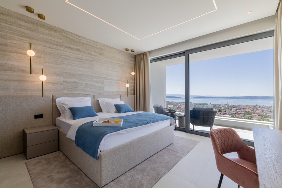 Elegantes Schlafzimmer mit Terrasse und Blick auf das Meer