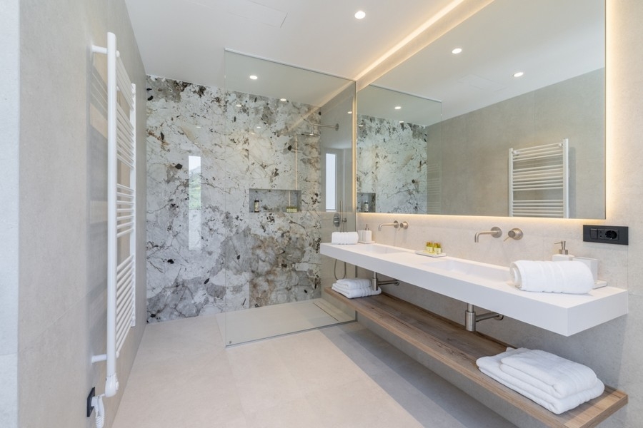 Hochwertiges Badezimmer mit Walk-in-Dusche und Naturstein