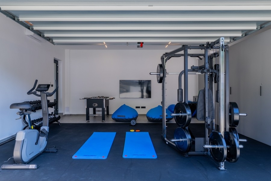 Fitnessraum und Freizeitbereich in moderner Villa in Kroatien