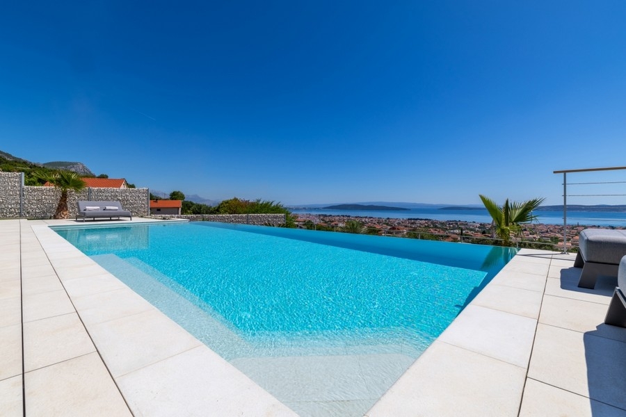 Infinity-Pool mit Panoramablick auf die Küste in Dalmatien