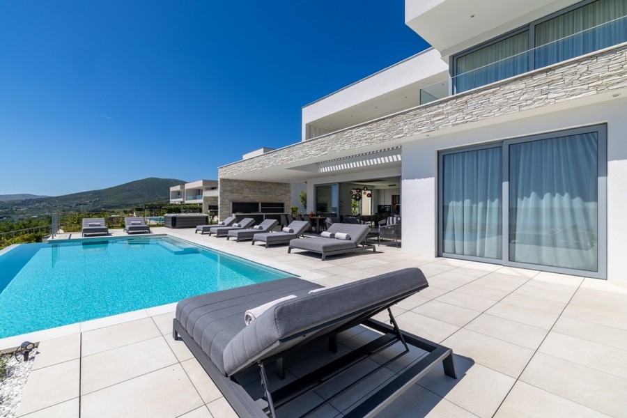 Sonnenterrasse einer exklusiven Villa mit Pool und Meerblick