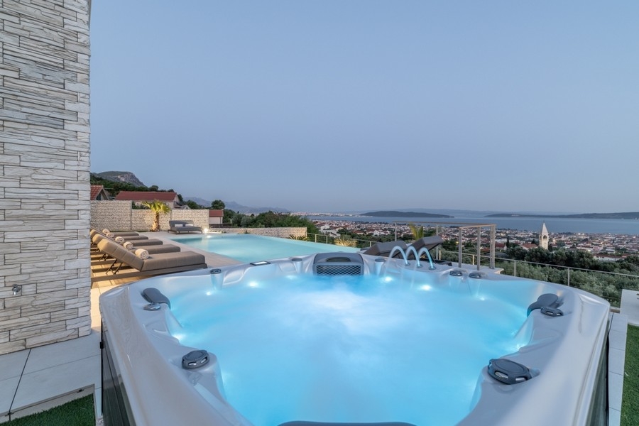 Jacuzzi mit Meerblick an moderner Villa in Kroatien
