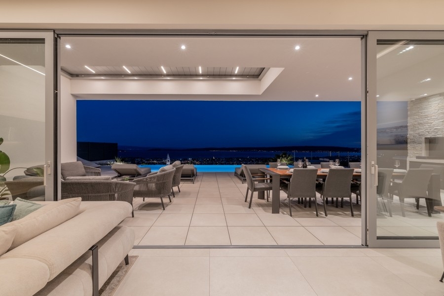 Überdachte Terrasse mit Außenküche und Meerblick