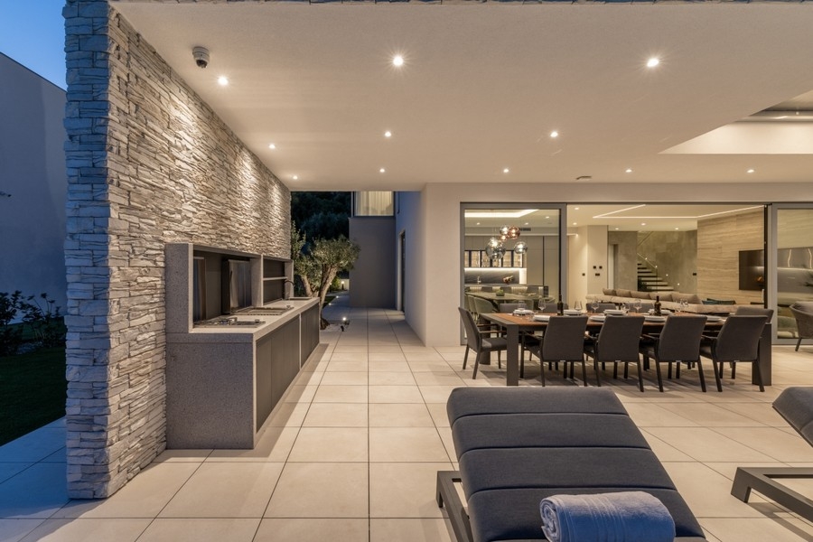 Luxusvilla mit Außenküche und Lounge-Bereich in Kroatien