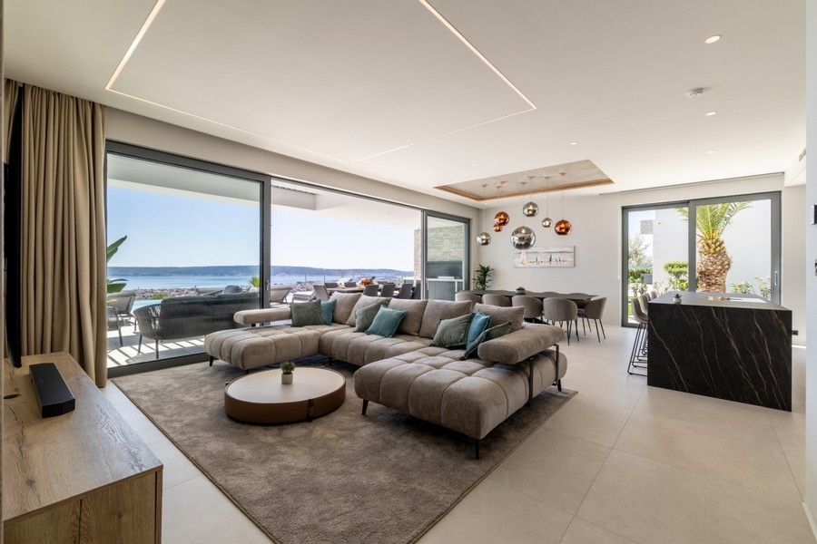 Offener Wohnbereich mit Meerblick und Designerküche