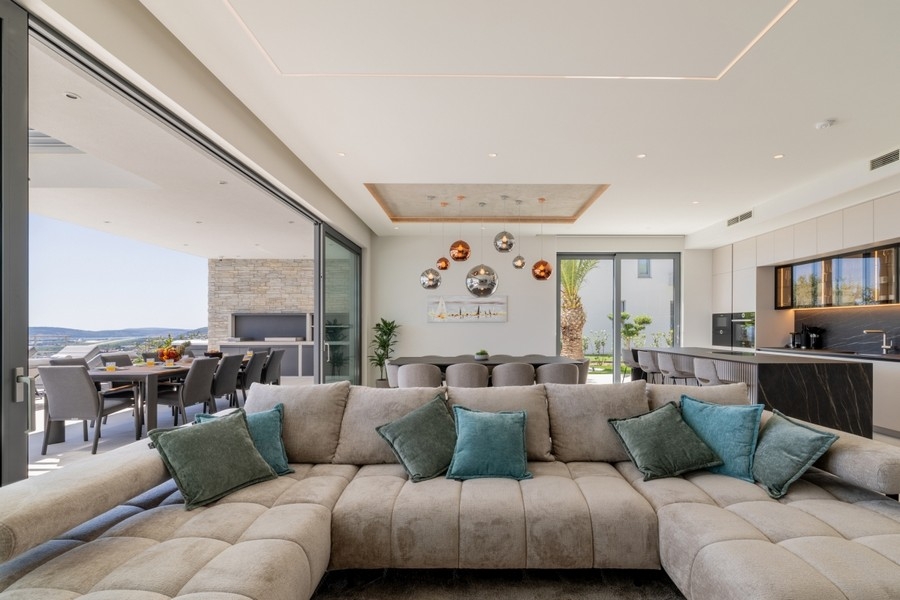 Modernes Wohnzimmer mit Zugang zur Terrasse und Meerblick