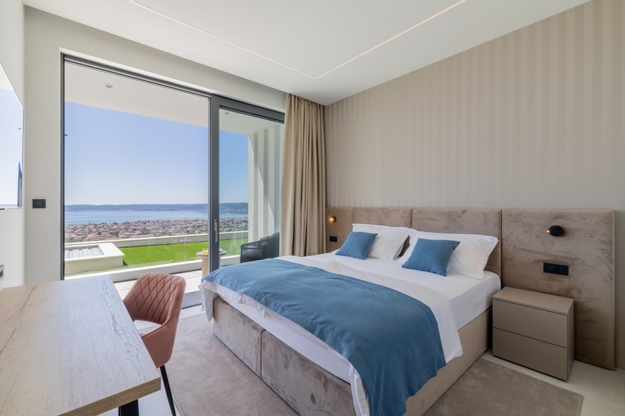 Schlafzimmer mit Panoramafenstern und Meerblick