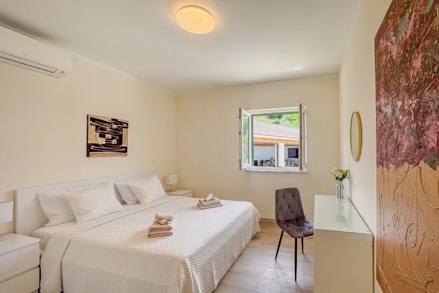 Schlafzimmer mit Klimaanlage und moderner Einrichtung