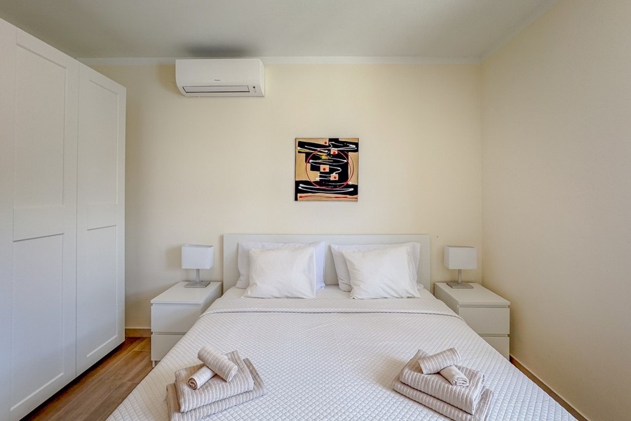 Helles Schlafzimmer mit Doppelbett