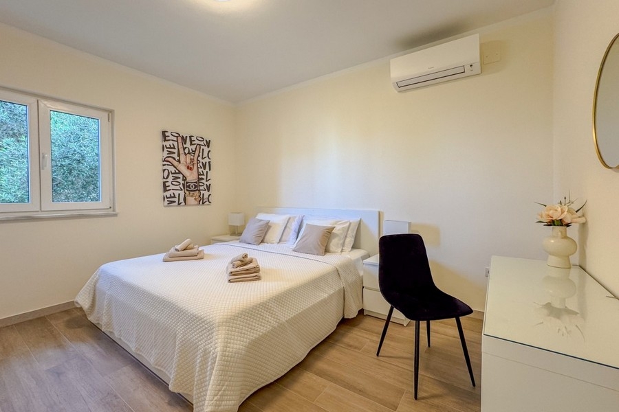 Schlafzimmer mit Blick ins Grüne