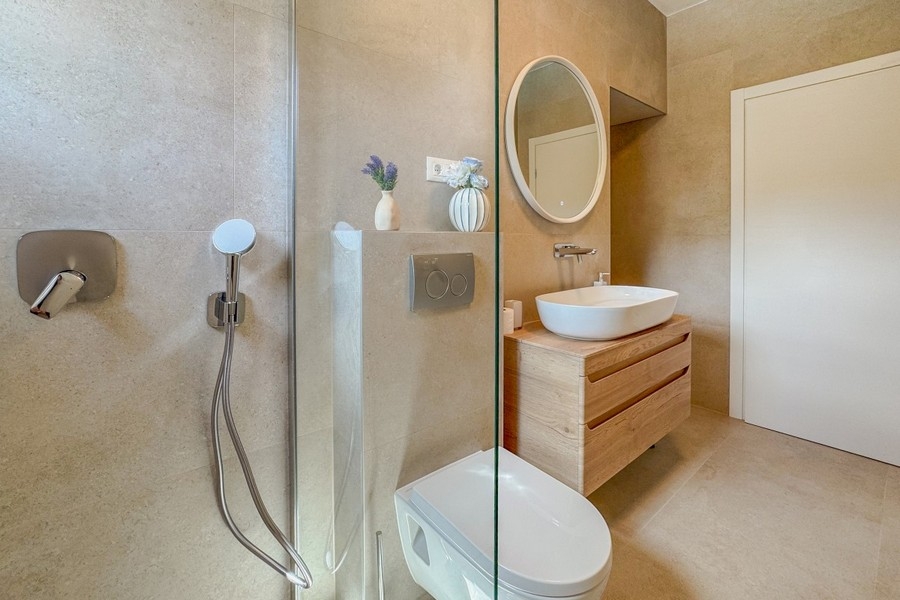 Modernes Badezimmer mit bodengleicher Dusche