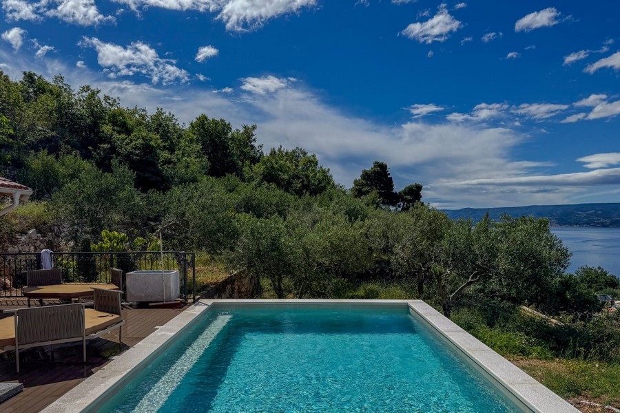 Swimmingpool mit Panoramablick auf die Adriaküste