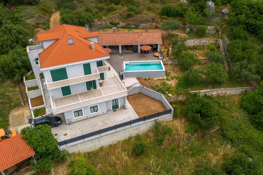 Haus mit Pool und Meerblick in Kroatien