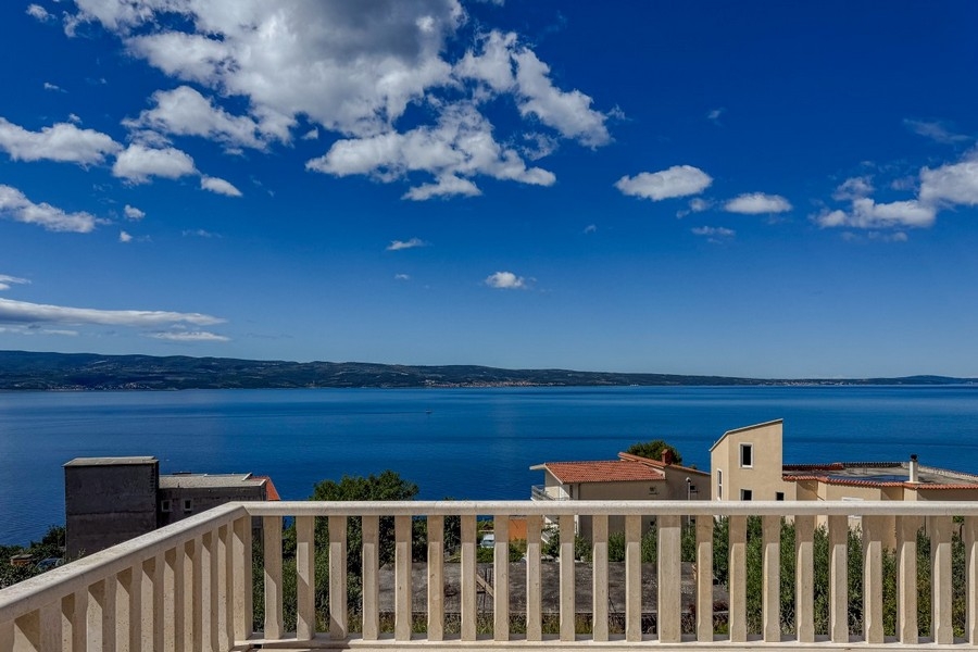 Terrasse mit freiem Blick auf das Meer