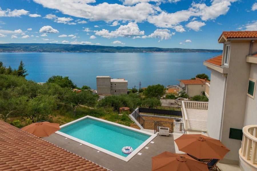 Poolbereich mit Meerblick und Sonnenterrassen