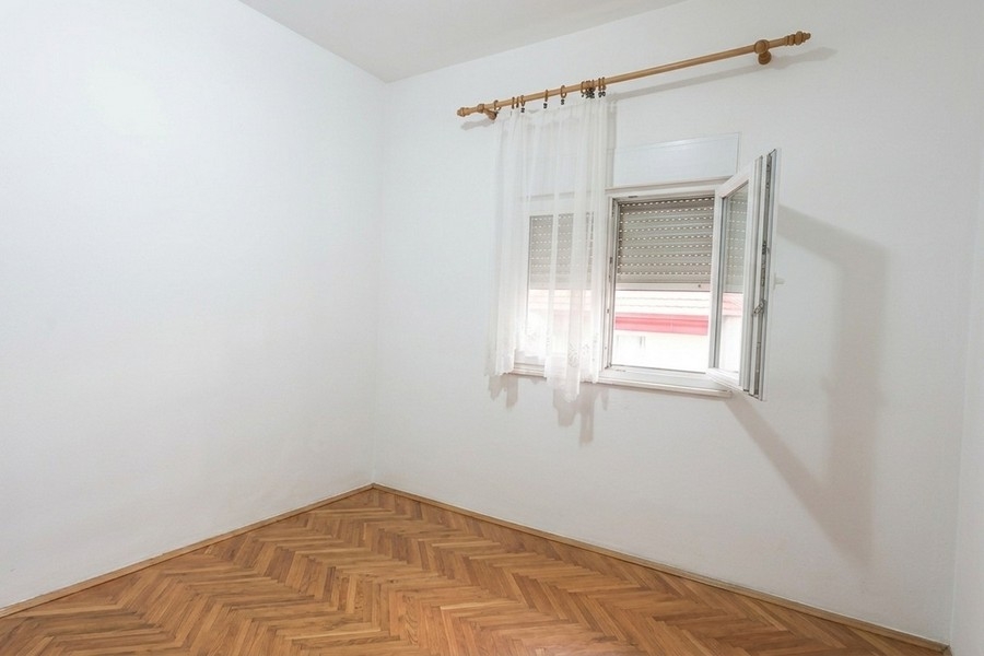 Leeres Zimmer mit Parkettboden