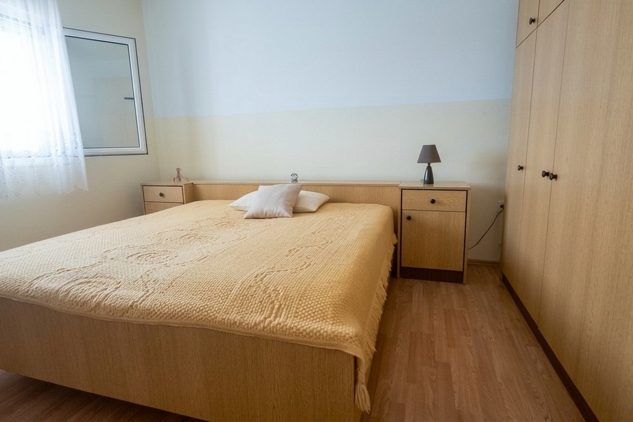 Schlafzimmer mit Doppelbett in Split