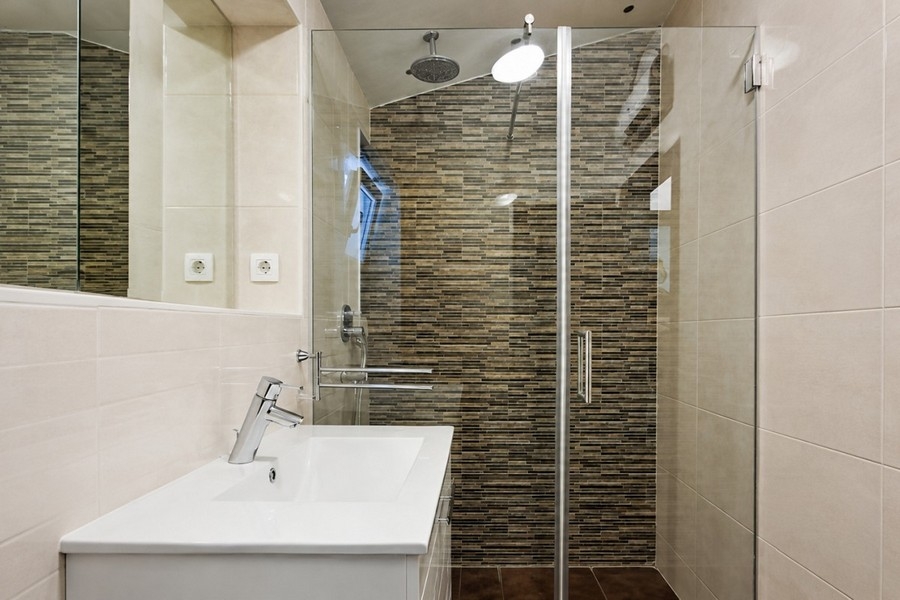 Modernes Badezimmer mit Dusche