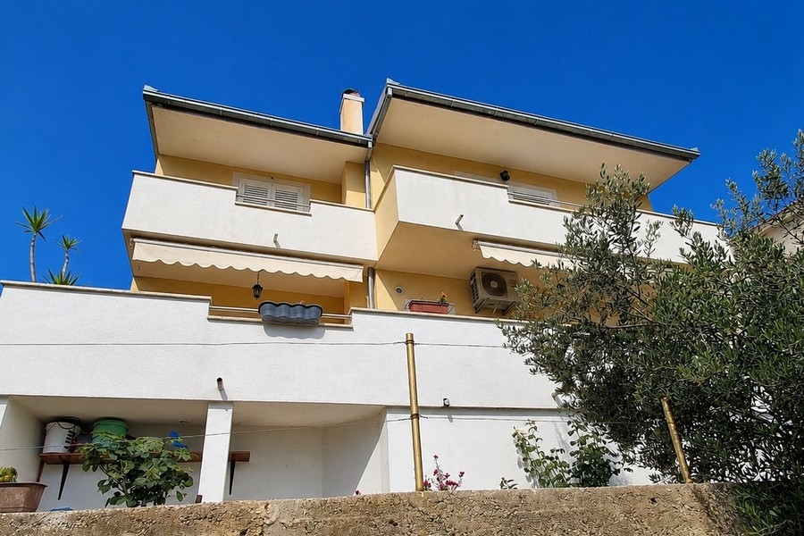 Hausfassade mit Terrassen des Angebots H3951 in Split