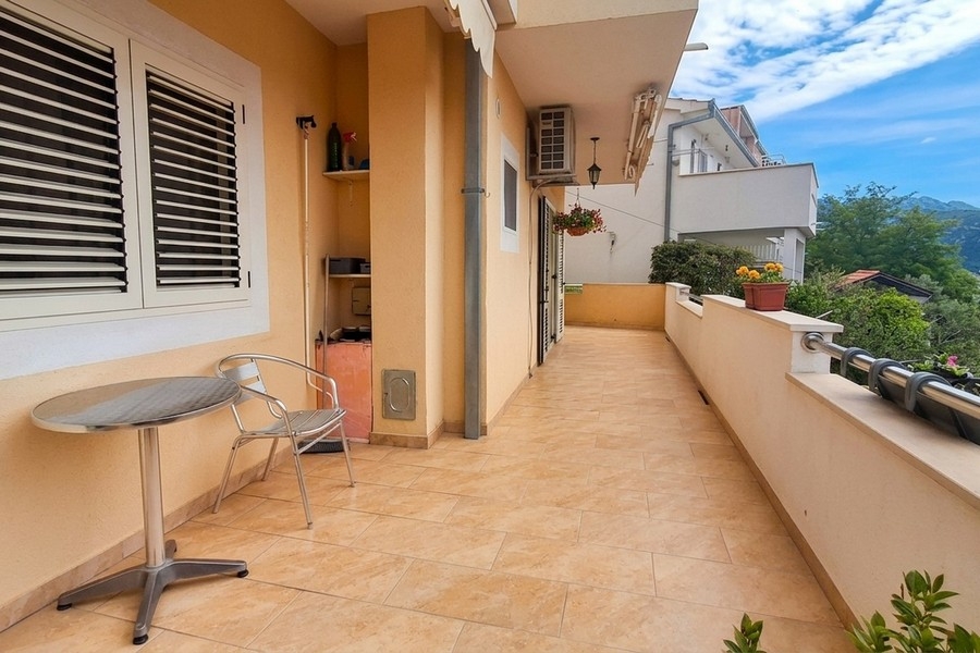 Großzügige Terrasse mit Blick