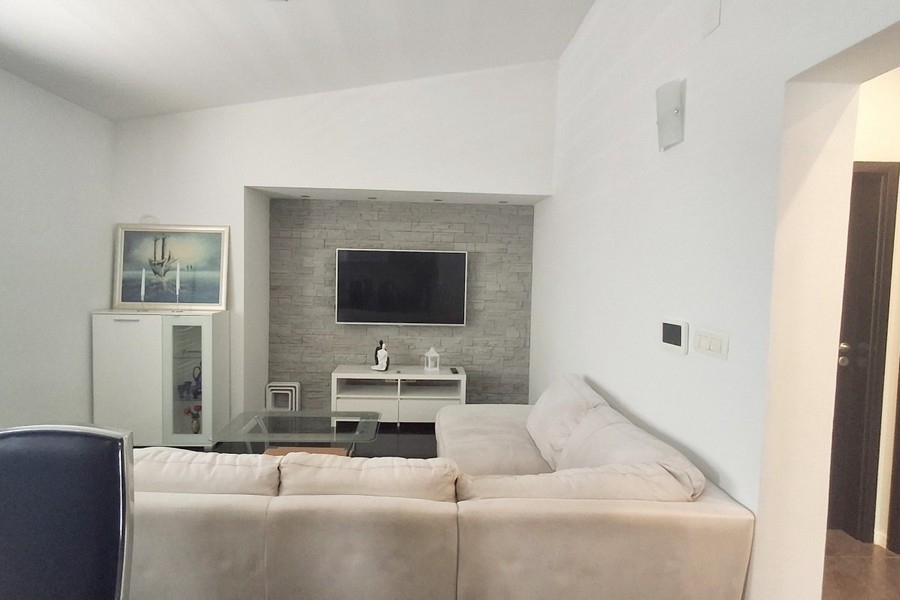 Modernes Wohnzimmer im Haus
