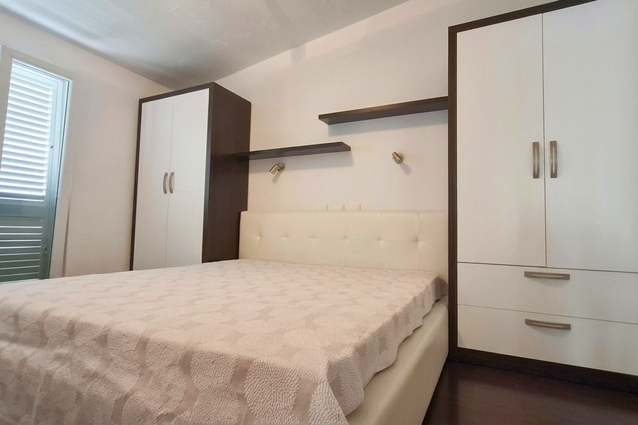 Schlafzimmer mit modernen Möbeln