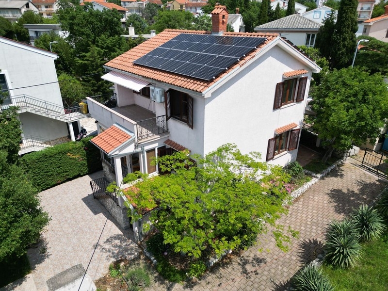 Haus mit Solaranlage und Garten in Kroatien