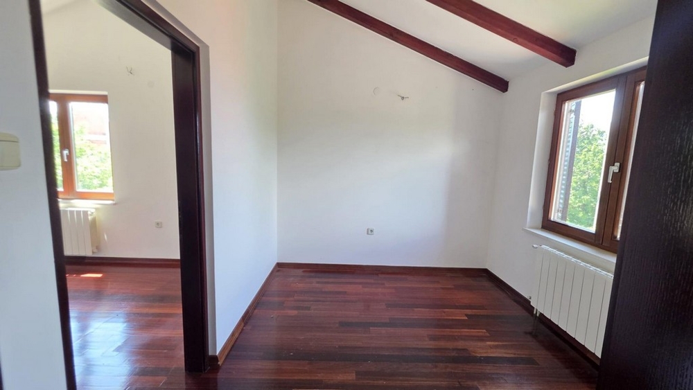 Schlafzimmer mit Holzboden und Fenster