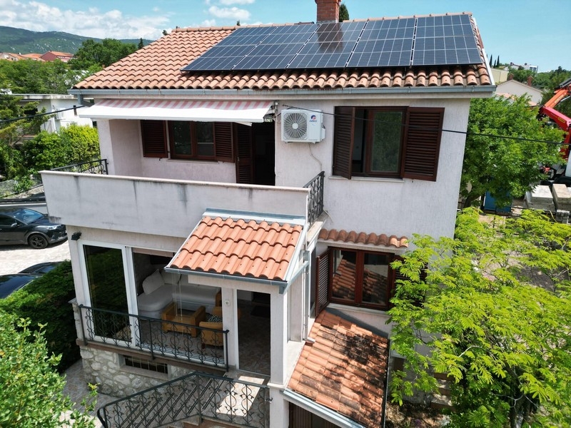 Wohnhaus mit Balkon und Solarpaneelen