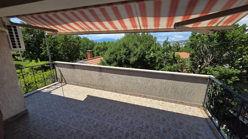 Terrasse mit Blick ins Grüne nahe Meer