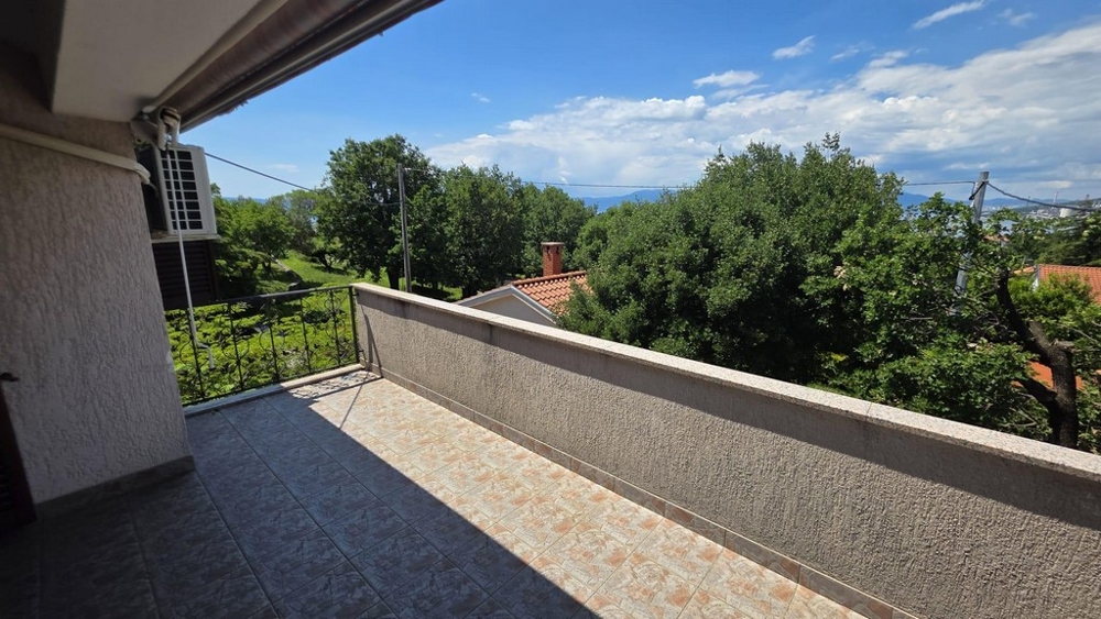 Balkon mit Ausblick und Markise