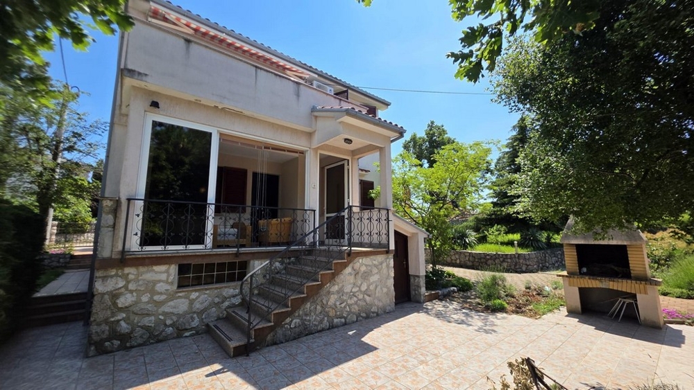 Haus mit Grillbereich und Terrasse