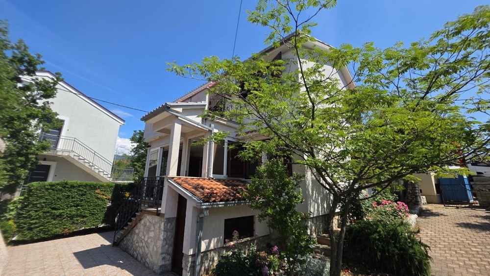 Einfamilienhaus mit mediterranem Garten
