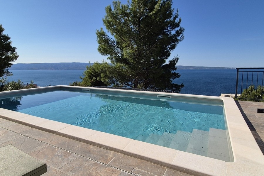 Luxusimmobilie mit Infinity Pool und Panoramablick aufs Meer