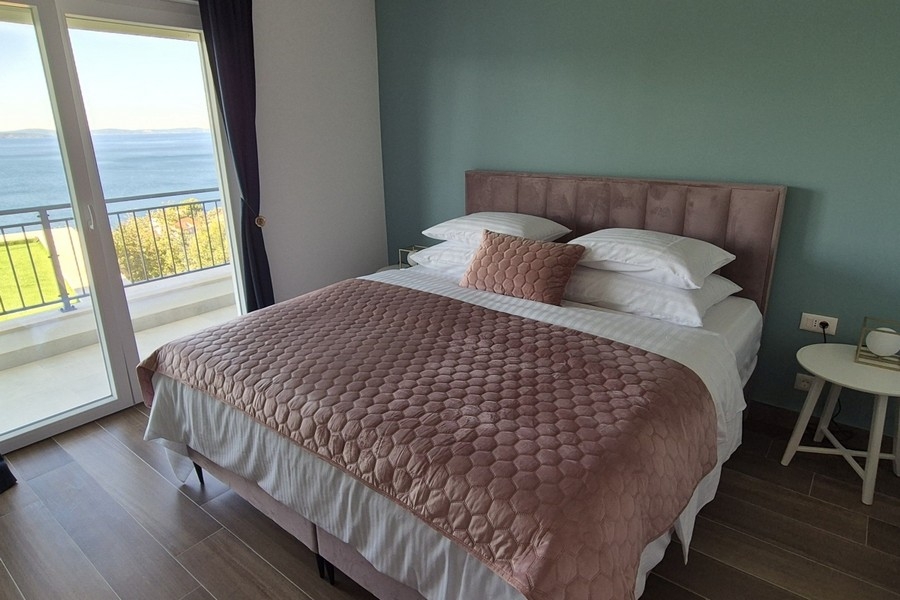 Schlafzimmer mit Meerblick und Balkonzugang