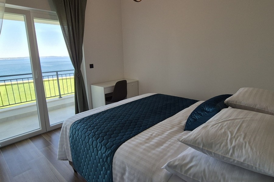 Helles Schlafzimmer mit Balkon und Meerblick