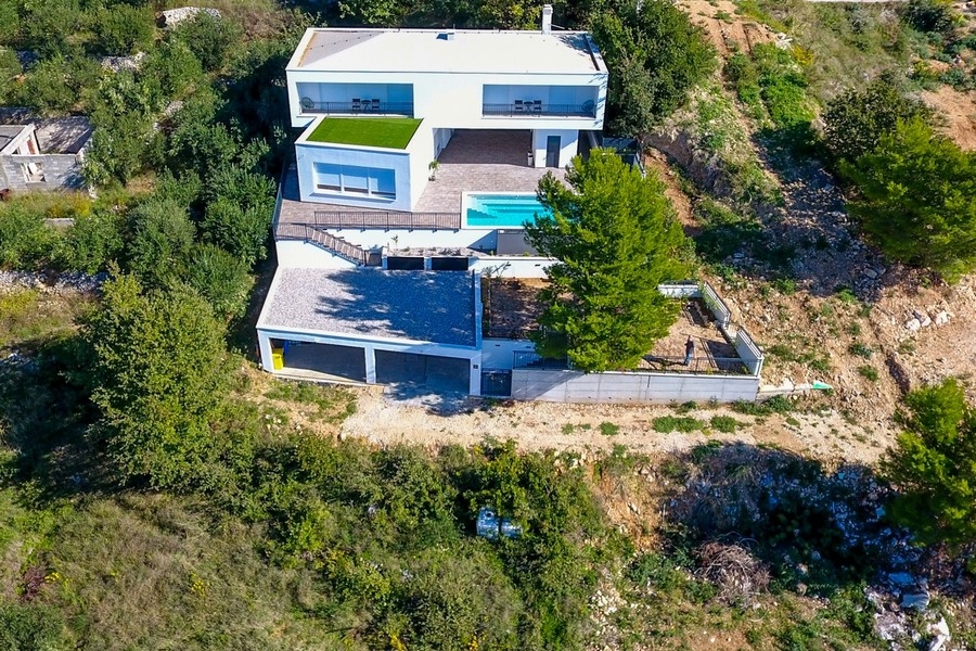 Moderne Villa mit Pool und Meerblick in Kroatien an der Riviera von Omis