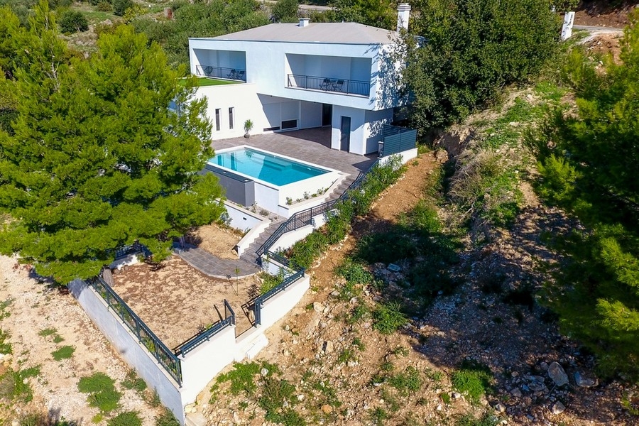 Villa in Hanglage mit Swimmingpool und Meerblick