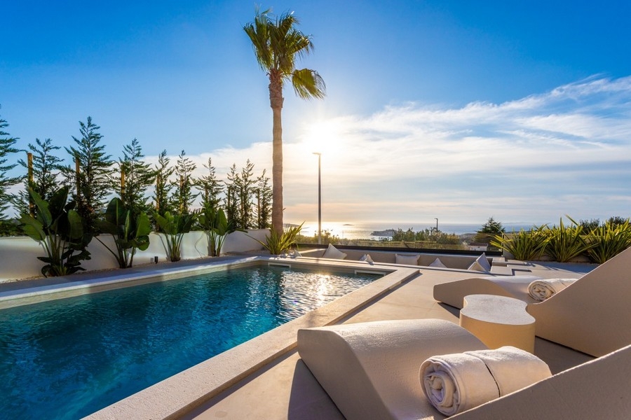Moderner Poolbereich mit Meerblick in Luxusvilla