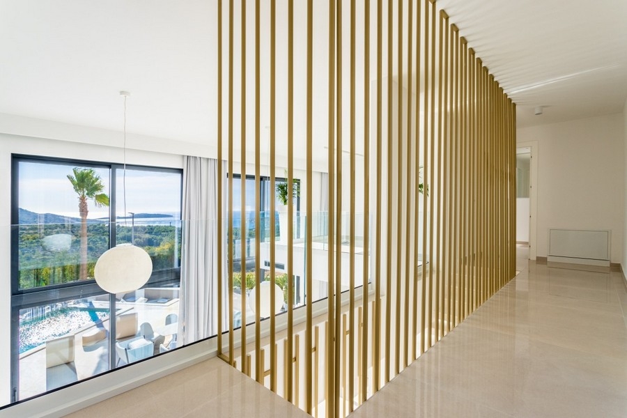 Galeriegeschoss mit Blick auf Meer und Pool