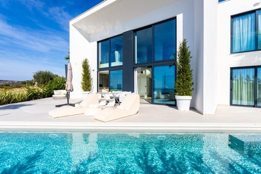 Moderne Luxusvilla mit Pool und großer Terrasse