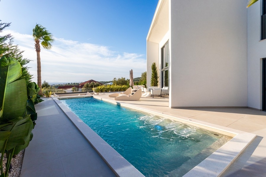 Swimmingpool mit Whirlpoolfunktion und Sonnenterrasse