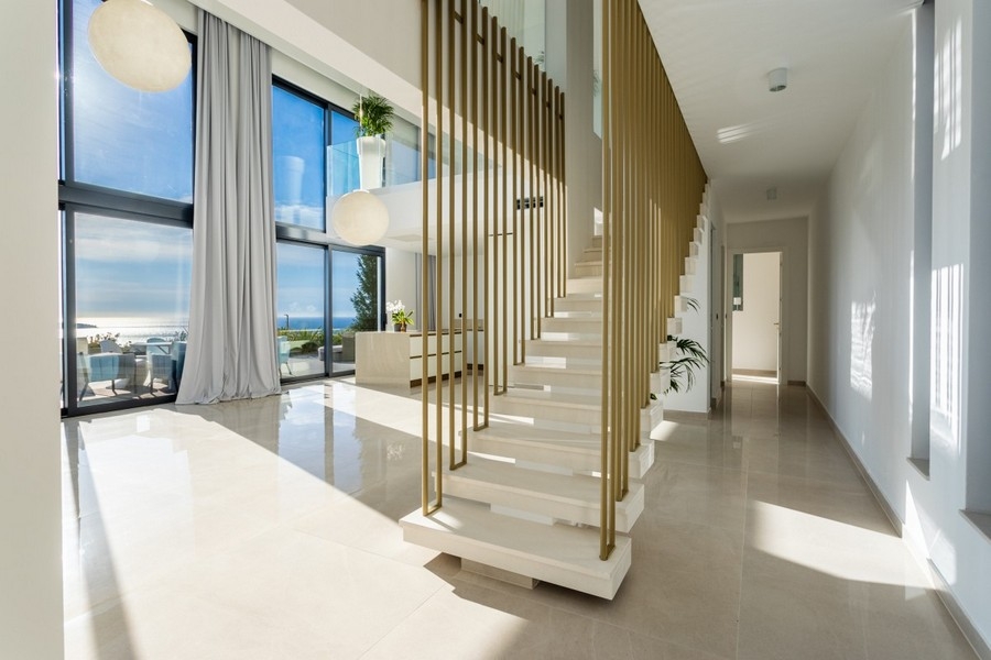 Eleganter Eingangsbereich mit moderner Treppe