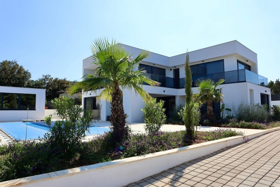 Luxusvilla mit Swimmingpool und mediterranem Garten