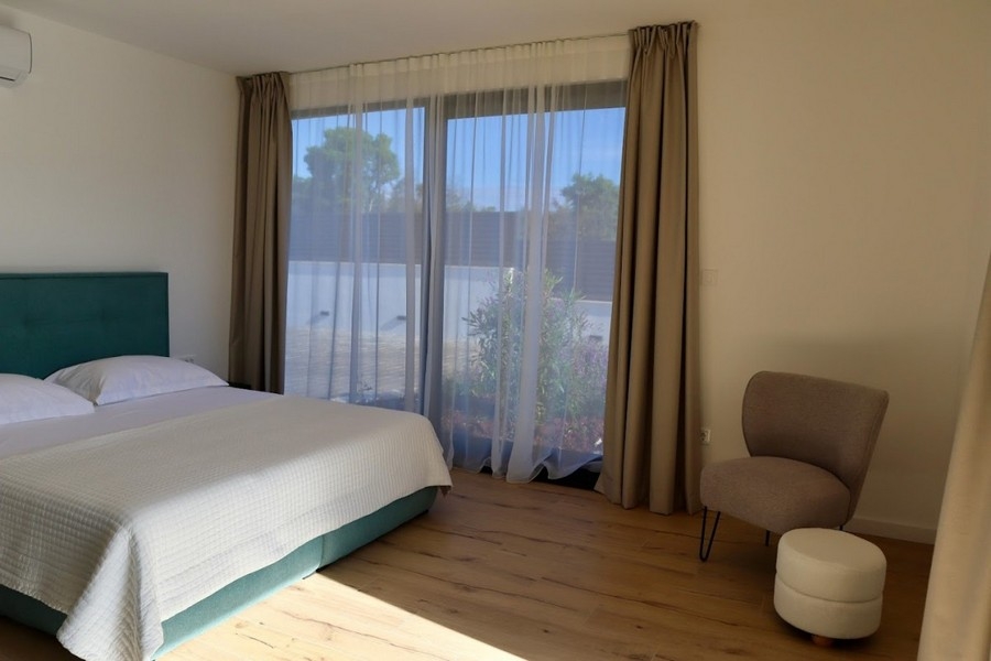 Schlafzimmer mit Zugang zur Terrasse