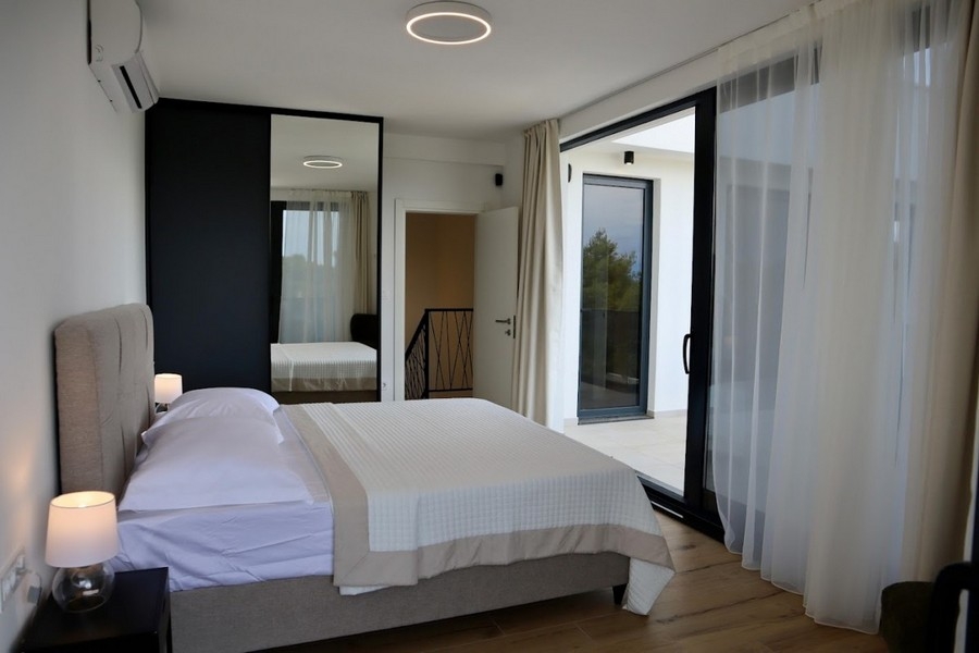 Schlafzimmer mit Zugang zur Terrasse