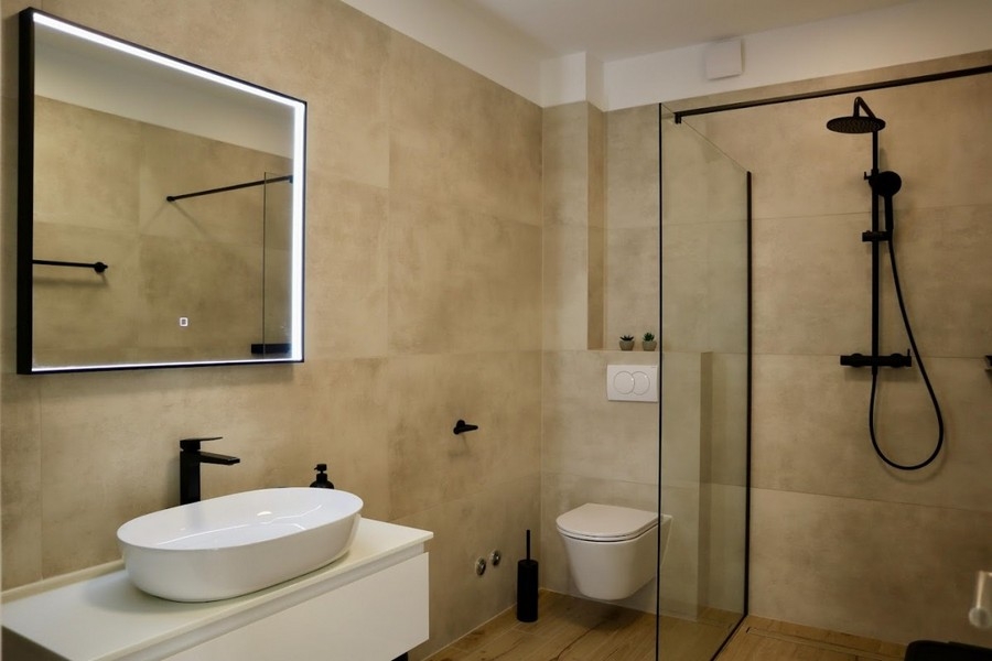 Helles Badezimmer mit bodengleicher Dusche