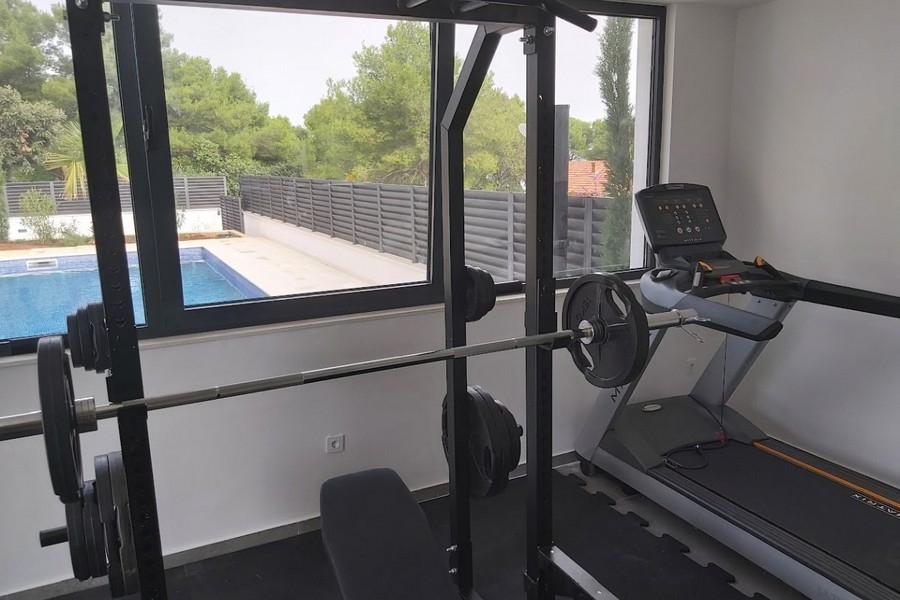 Fitnessraum mit Blick auf den Pool